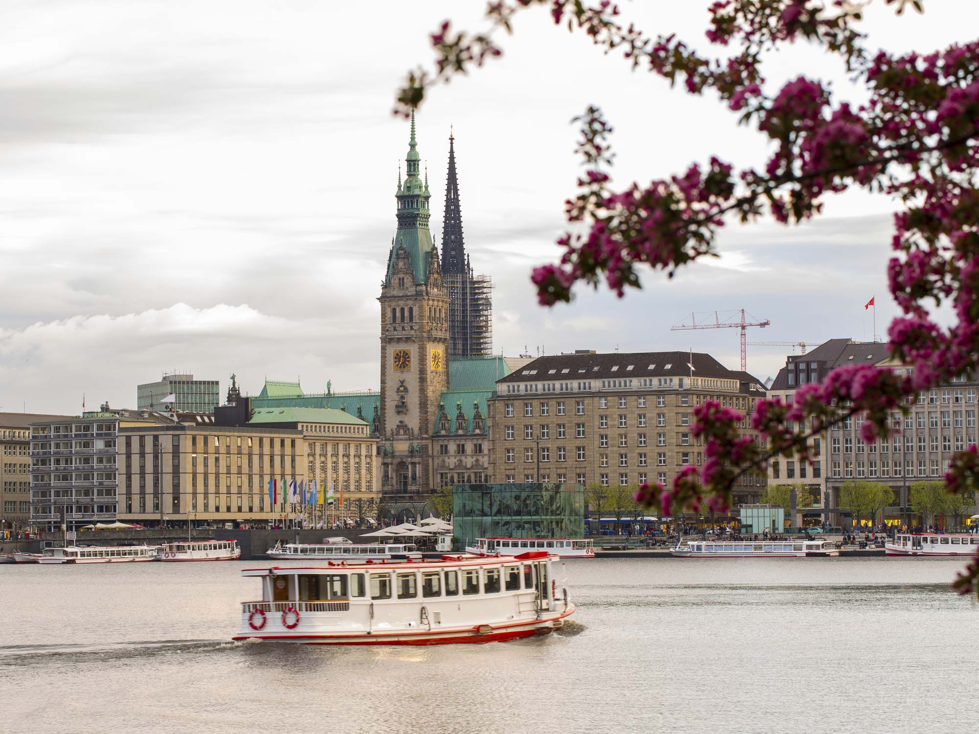 I Hamborg kan I opleve smukke kanaler, storslået arkitektur, livlige markeder og en unik blanding af tradition og innovation