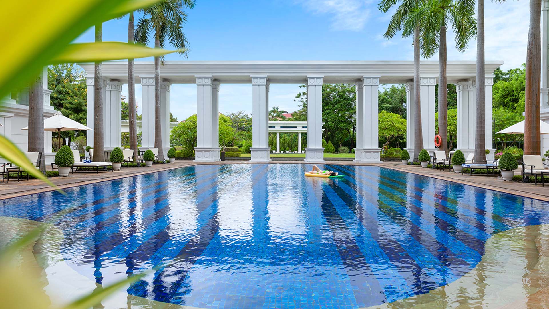 Swimmingpool på The Indochine Palace Hué