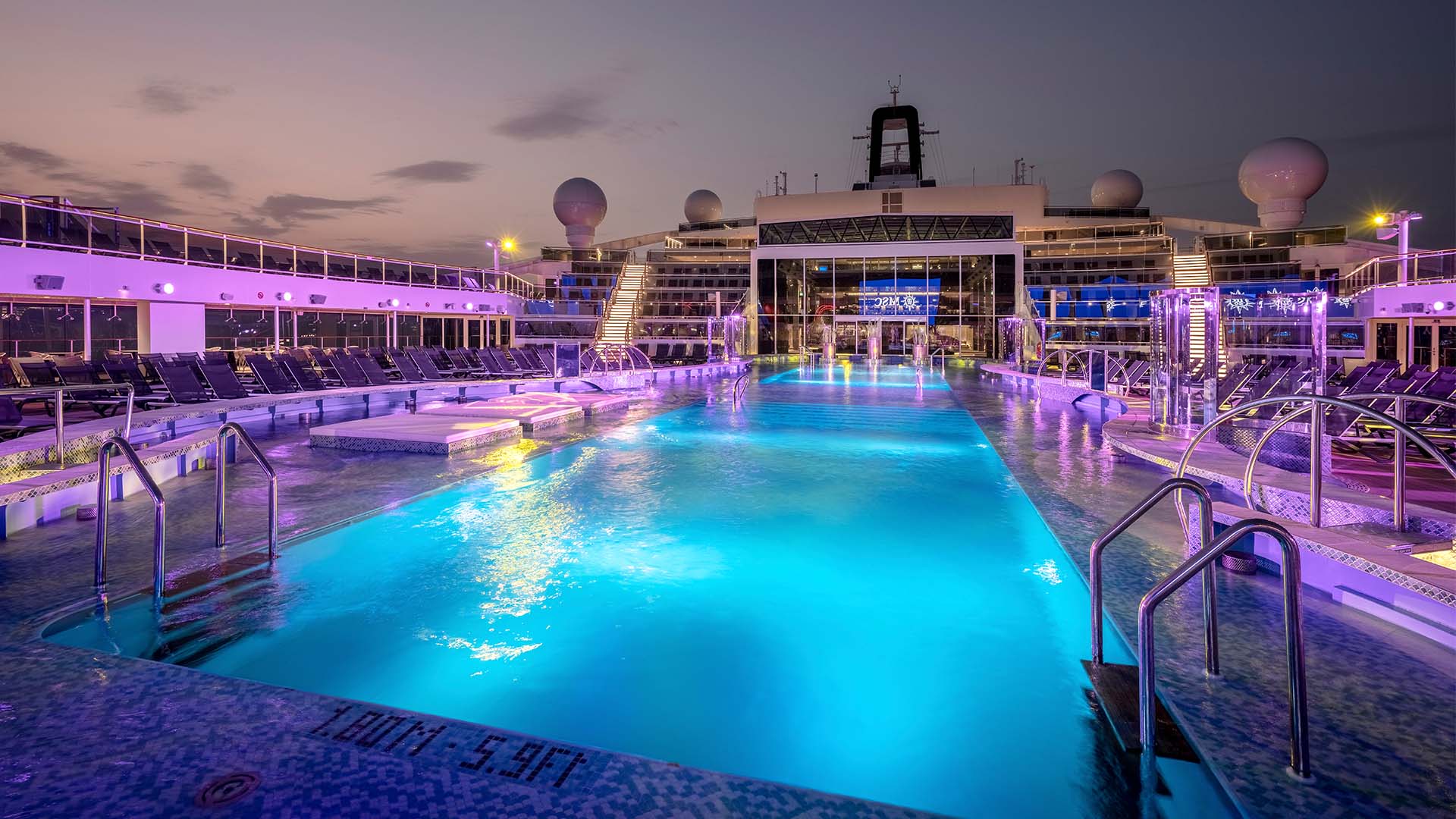 Poolområde på MSC World America