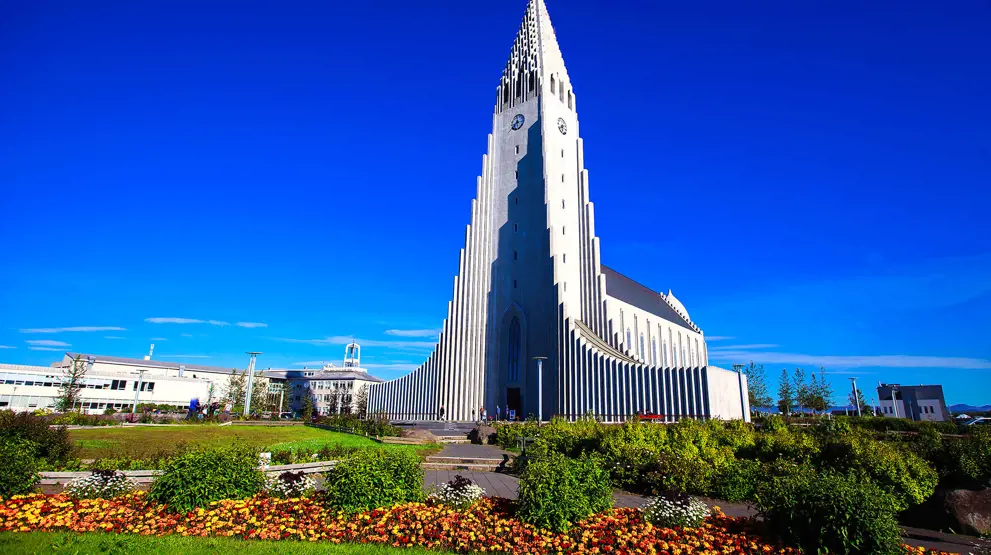 Udforsk hovedstaden Reykjavik og den flotte Hallgrímskirke på din rejse til Island