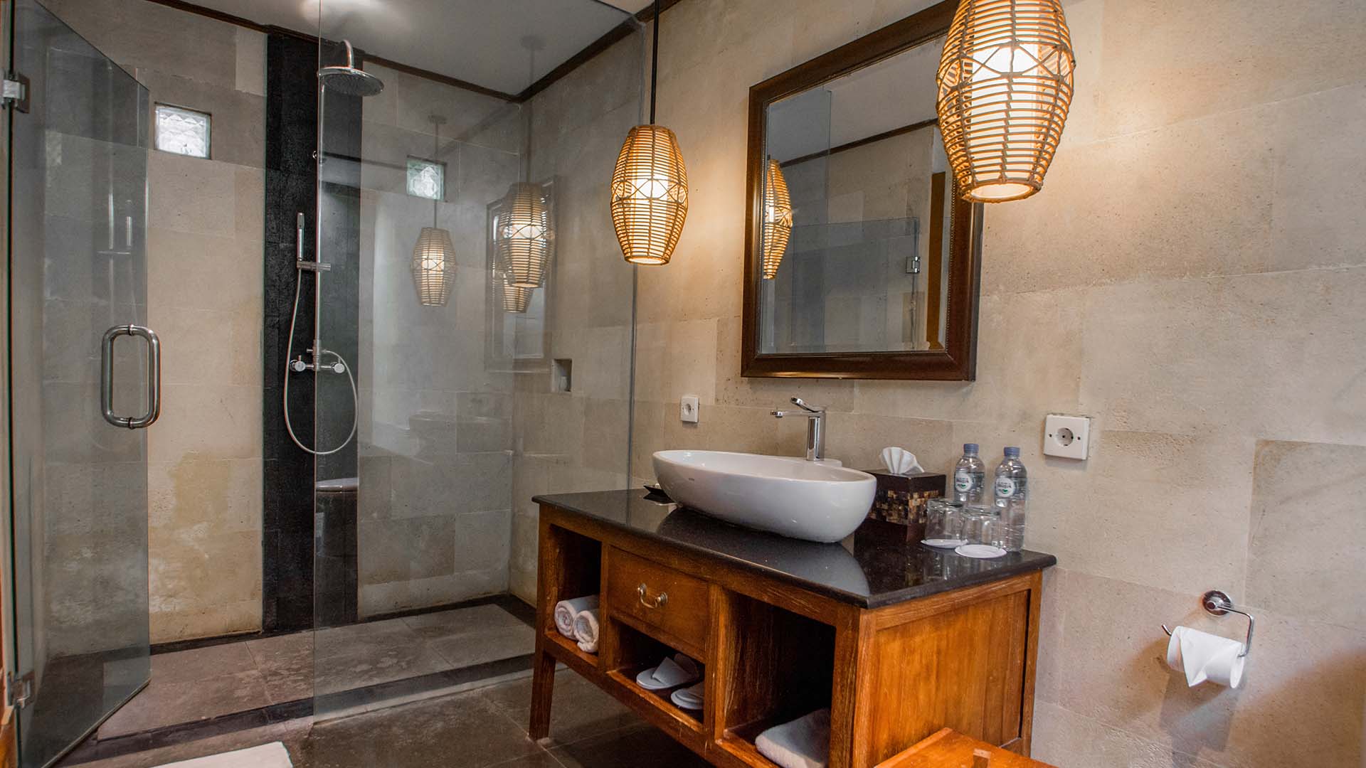 Med badeværelse en suite.