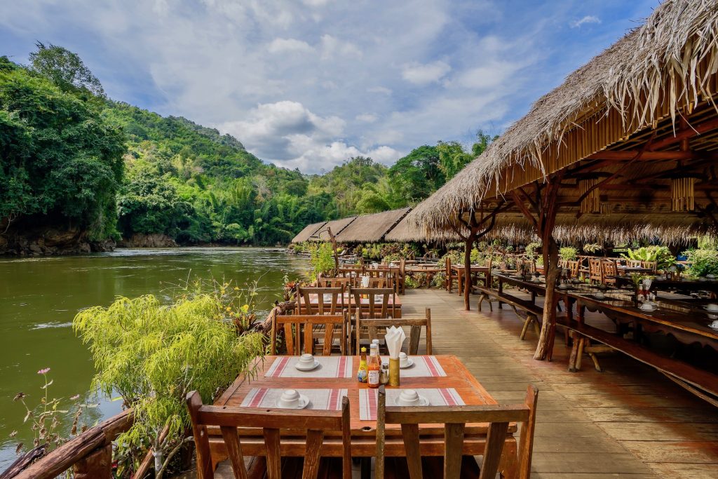 Restauranten på River Kwai Jungle Rafts danner ramme om et idylisk måltid