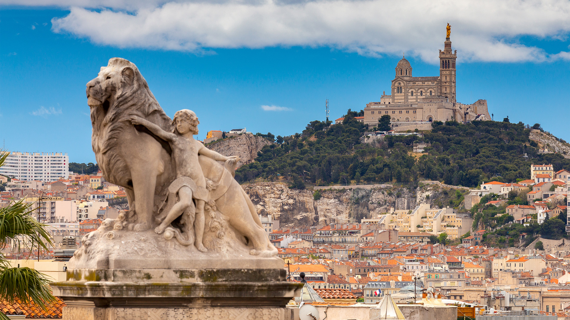 Besøg Marseille og nyd udsigten fra toppen af Notre-Dame de la Garde, et af byens mest ikoniske højdepunkter