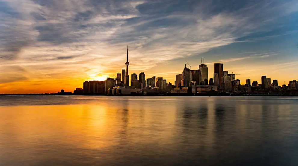 Se Torontos imponerende skyline i solnedgangen.