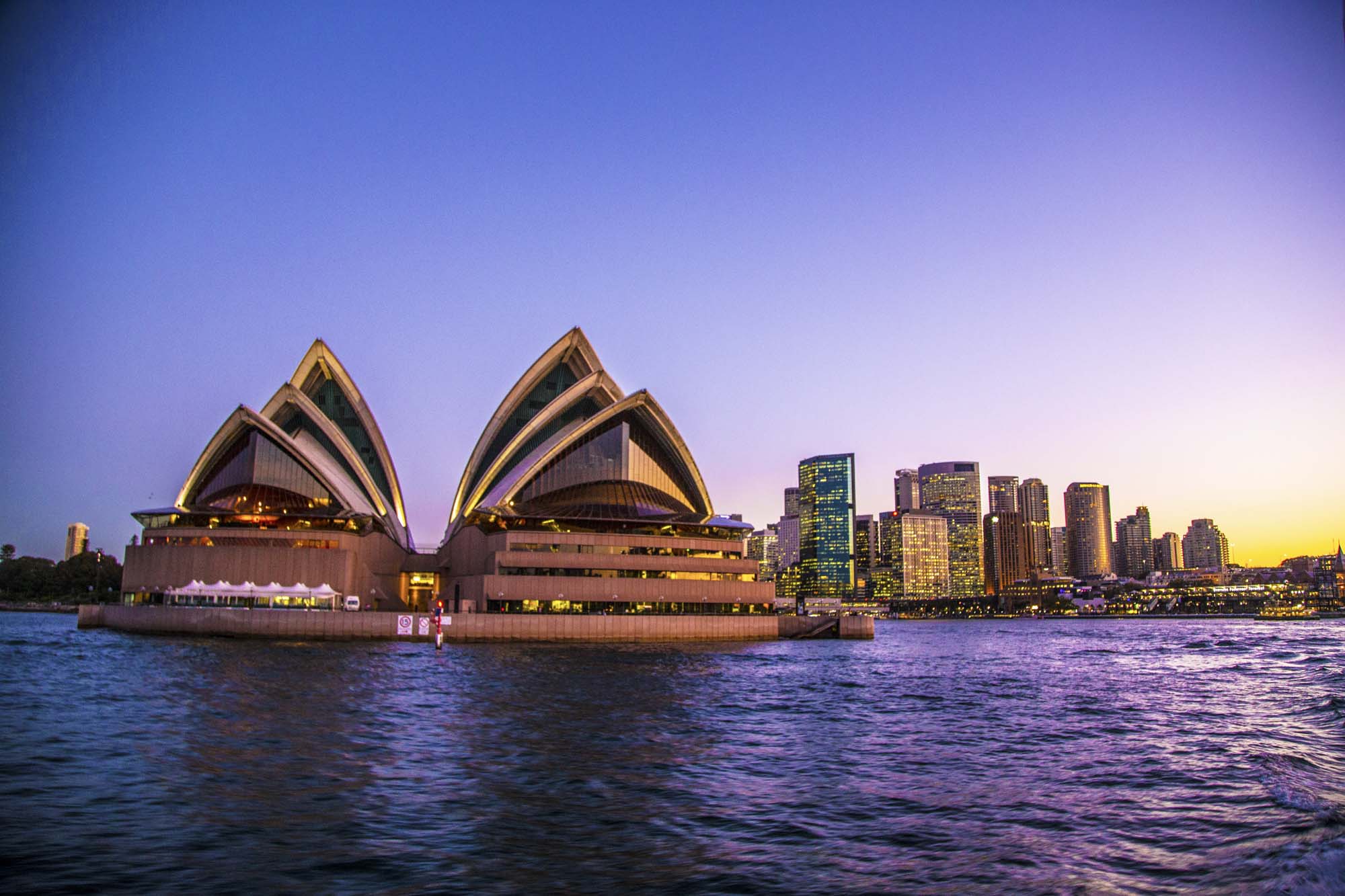 Australien-rundrejser er lig med storbyliv i skønne byer som Sydney. Foto: Tourism Australia.
