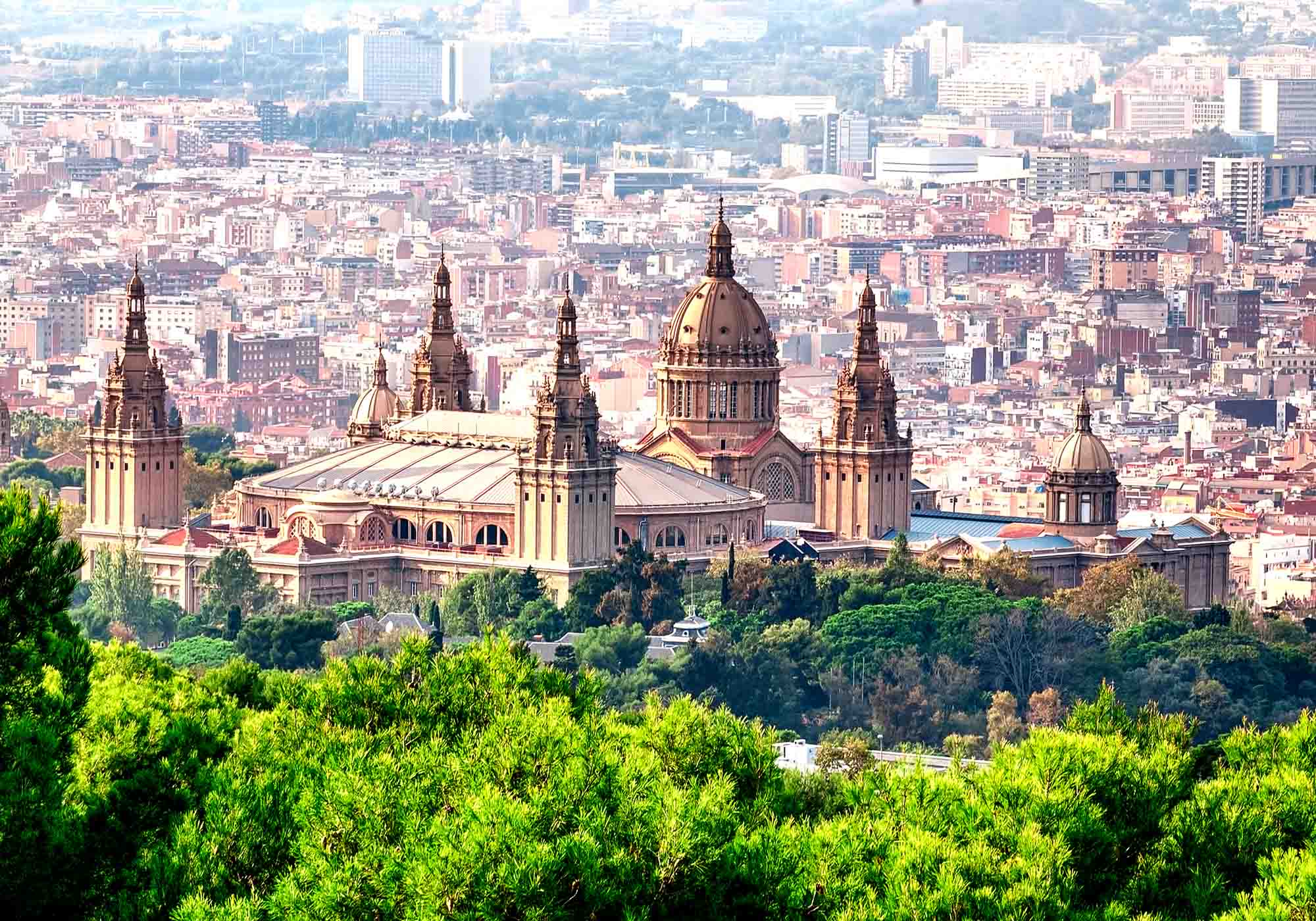 Barcelona – en levende storby med strandliv, arkitektur og katalansk sjæl