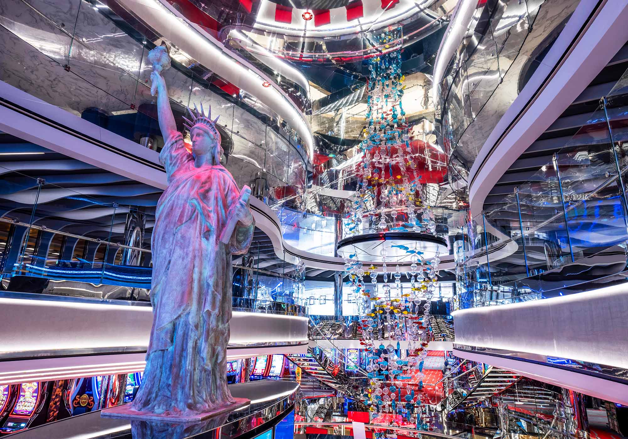 Alle skibe har egne kendetegn, f.eks. MSC Seashores New York-tema. Vi hjælper med at finde det rette skib til dig.