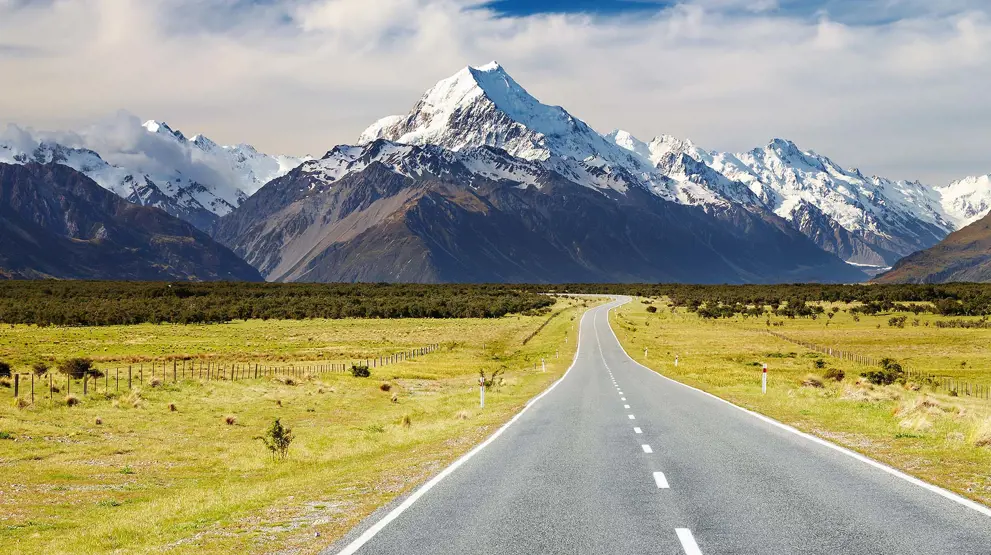 Prøv kør selv ferie i enten bil eller autocamper som transport på din New Zealand-rejse.