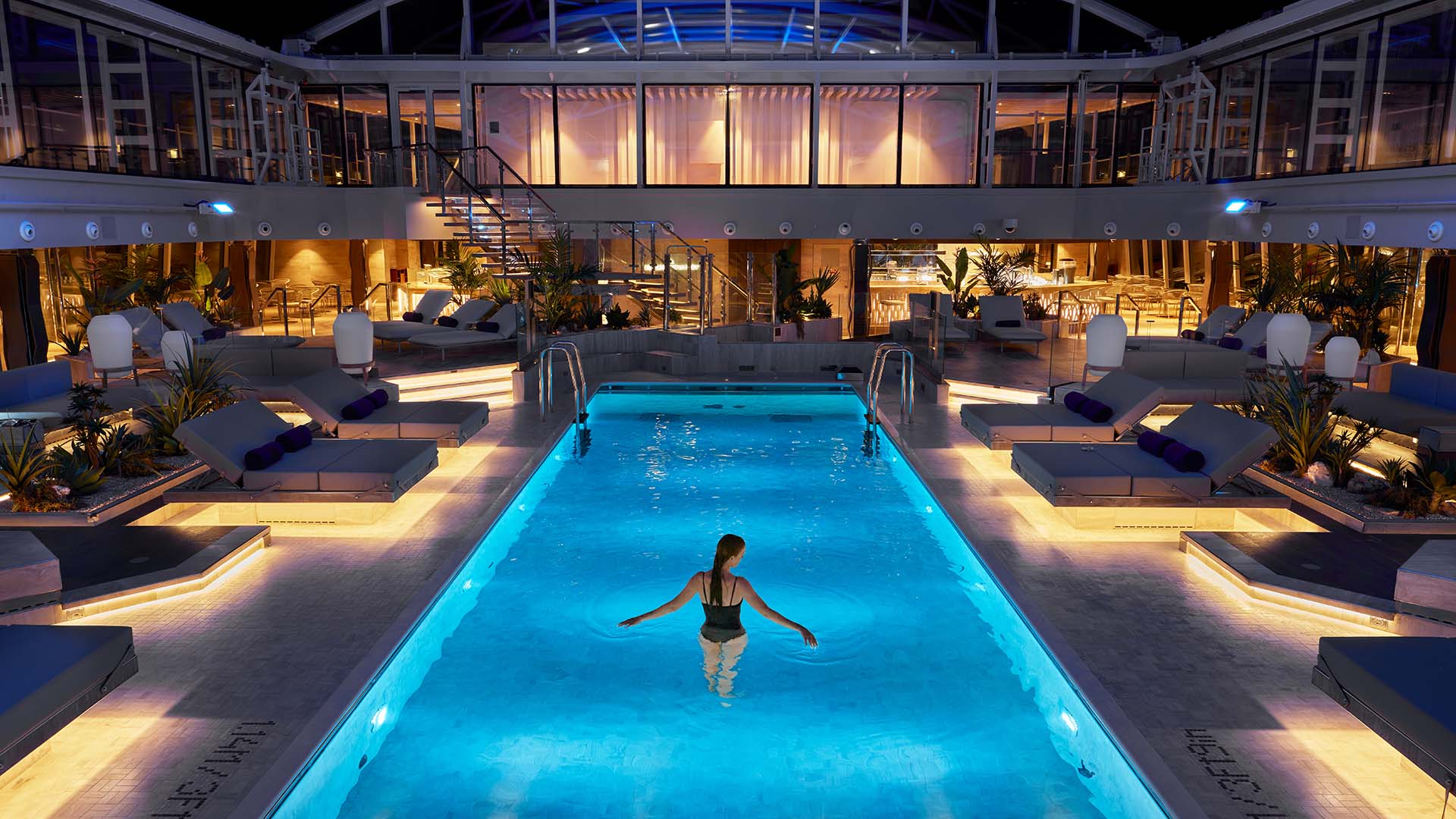 The Conservatory Pool på Explora I er en oase af ro og skønhed, omgivet af frodig beplantning og et elegant design