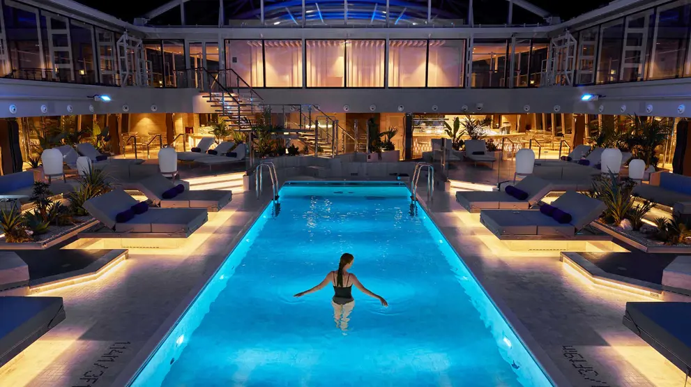 The Conservatory Pool på Explora I er en oase af ro og skønhed, omgivet af frodig beplantning og et elegant design