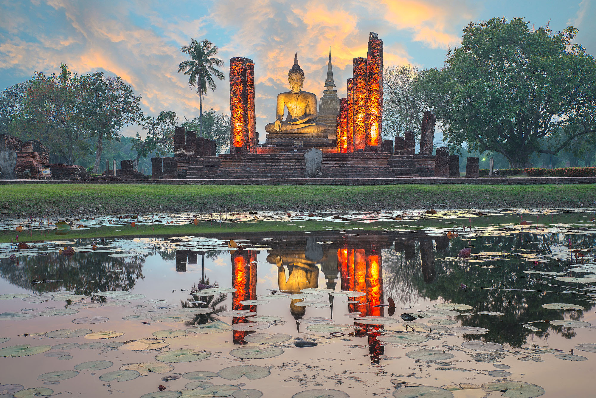 Det centrale Thailand byder på fantastiske kontraster fra moderne byliv til traditionelle templer.