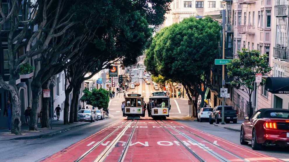 Det er et must at tage en tur med sporvognen i San Franciscos bakker