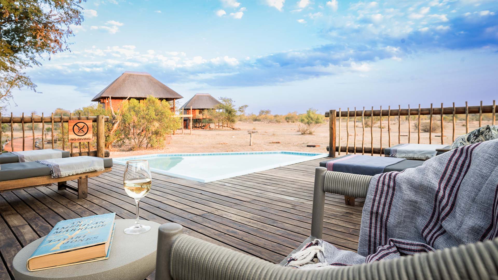 Afslapning ved poolen