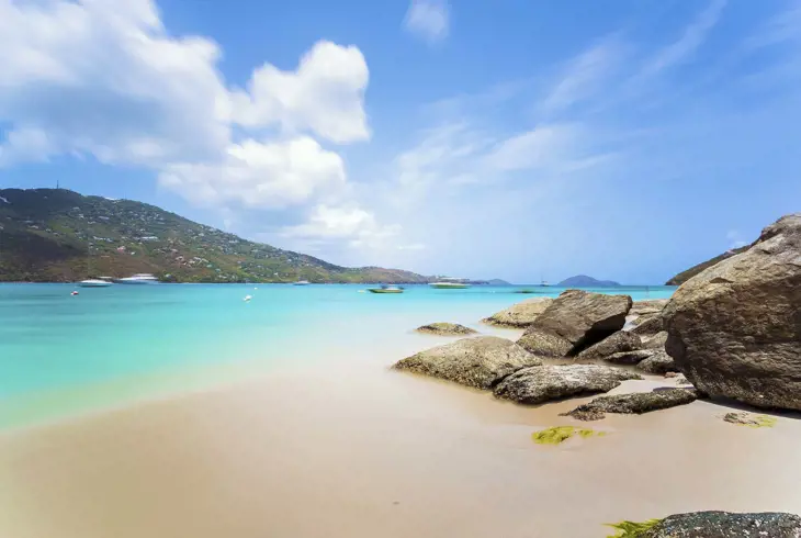 Tag med til St. Thomas' smukke strande - her ses fortryllende Magens Bay
