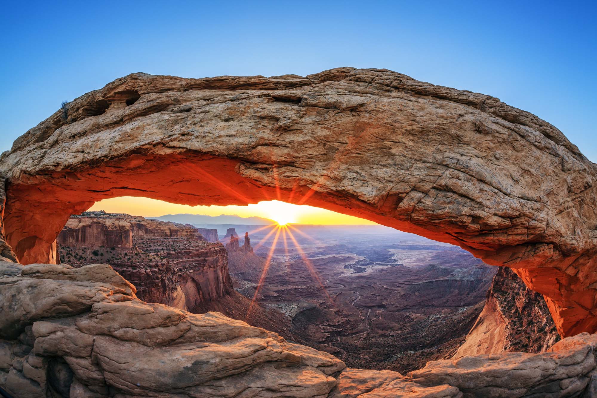 usa-utah-canyonlands-national-park-mesa-arch-iStock-457973769