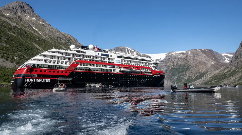 Med et ekspeditionskrydstogt kan du udforske fjerne egne | Foto: HX Hurtigruten Expeditions / Andrea Klaussner