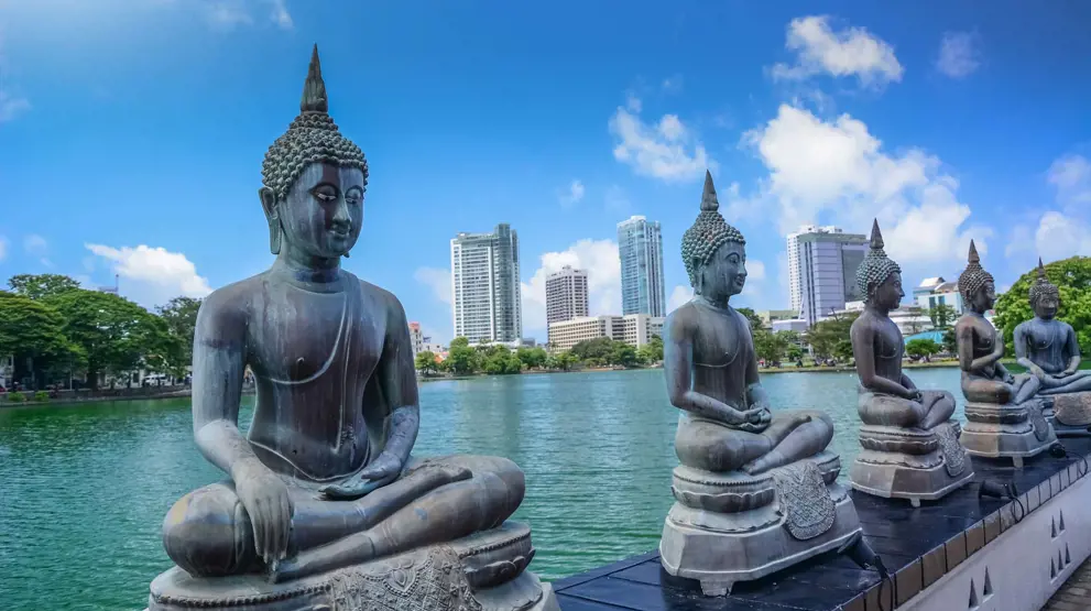 Oplev kontrasterne i Colombo mellem koloniale bygninger og moderne skyskrabere