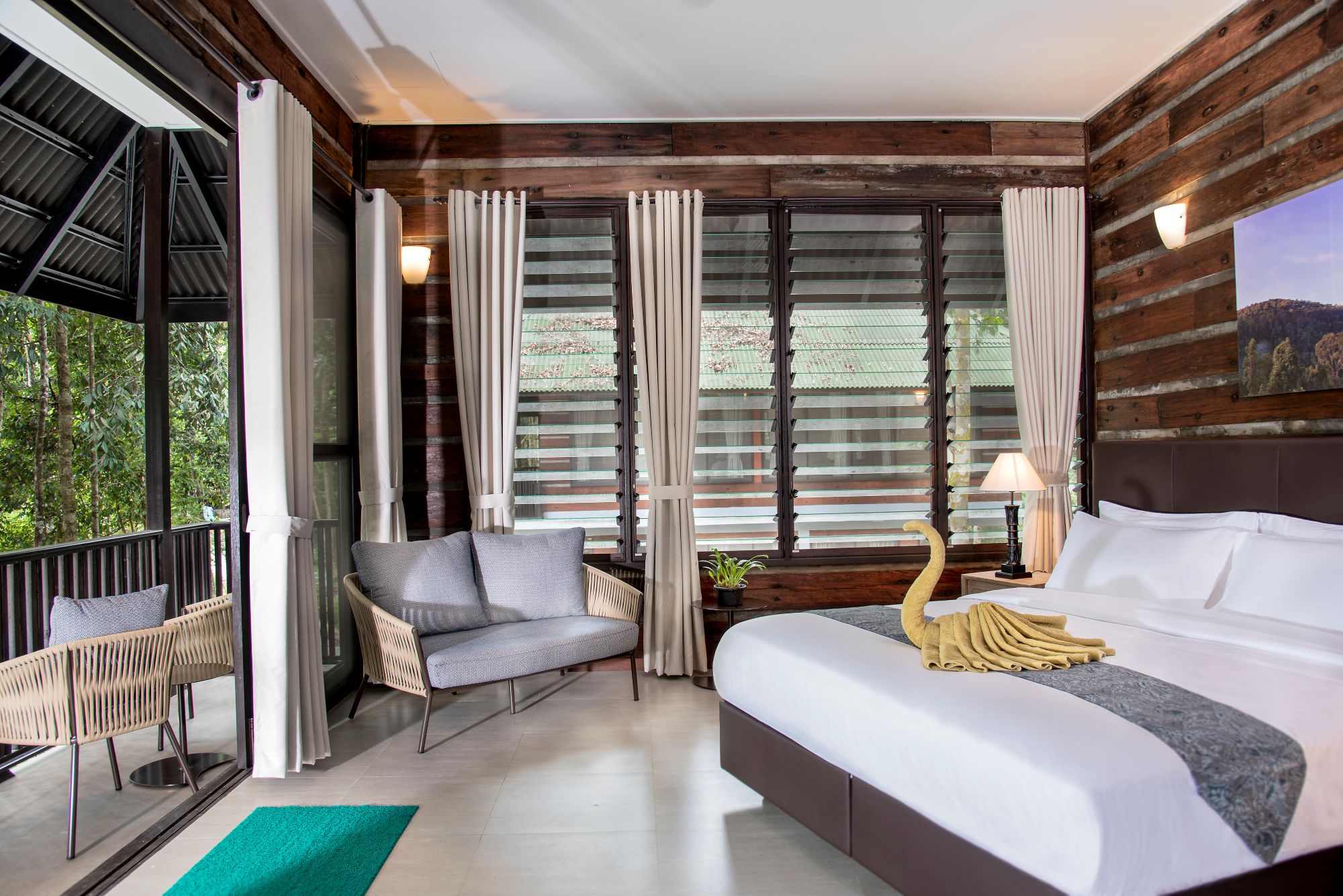 Komfortable og rummelige værelser på Rompin Rainforest Lodge