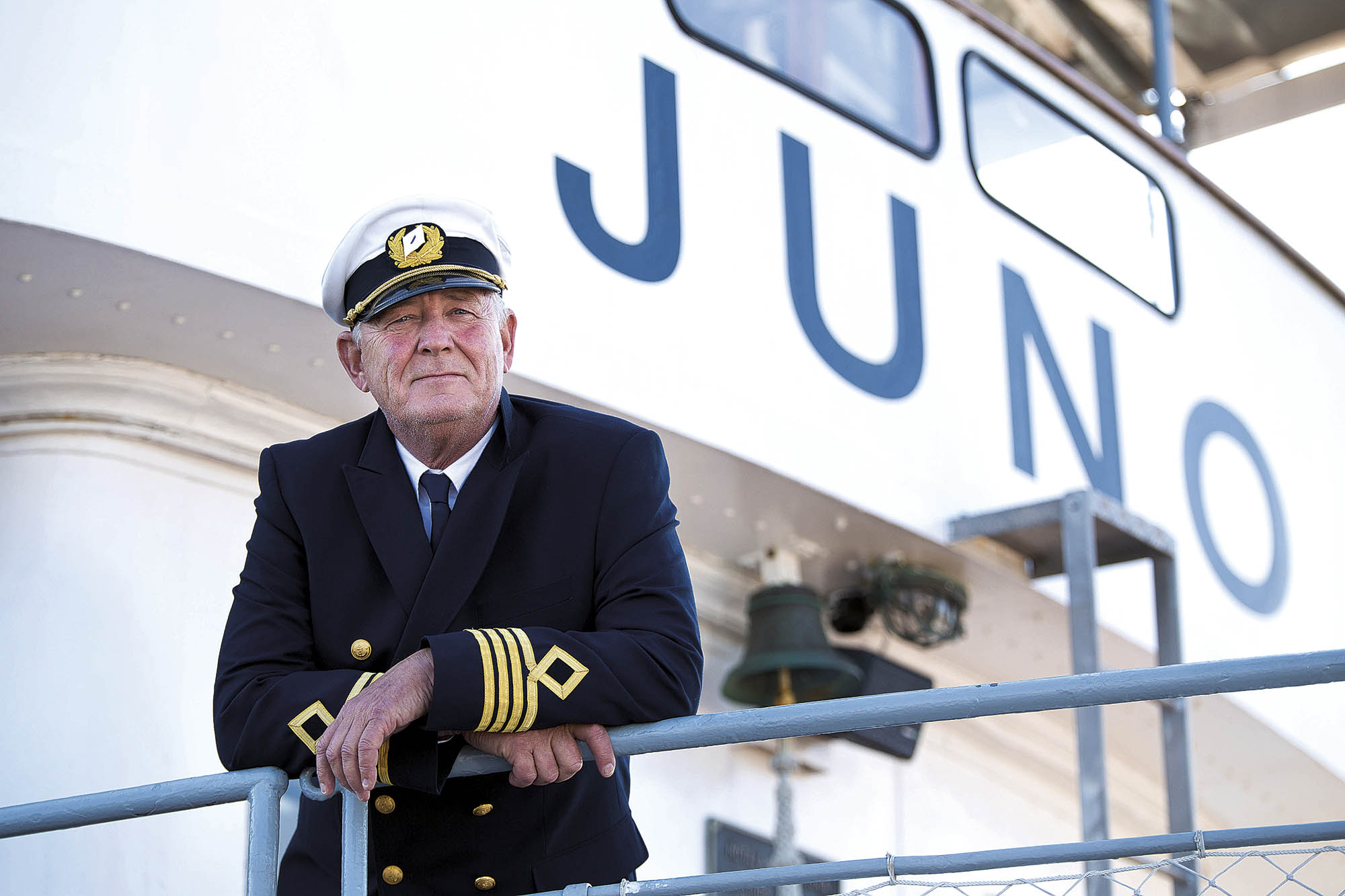 Kaptajnen er både skibets leder og en central figur i den traditionsrige atmosfære ombord