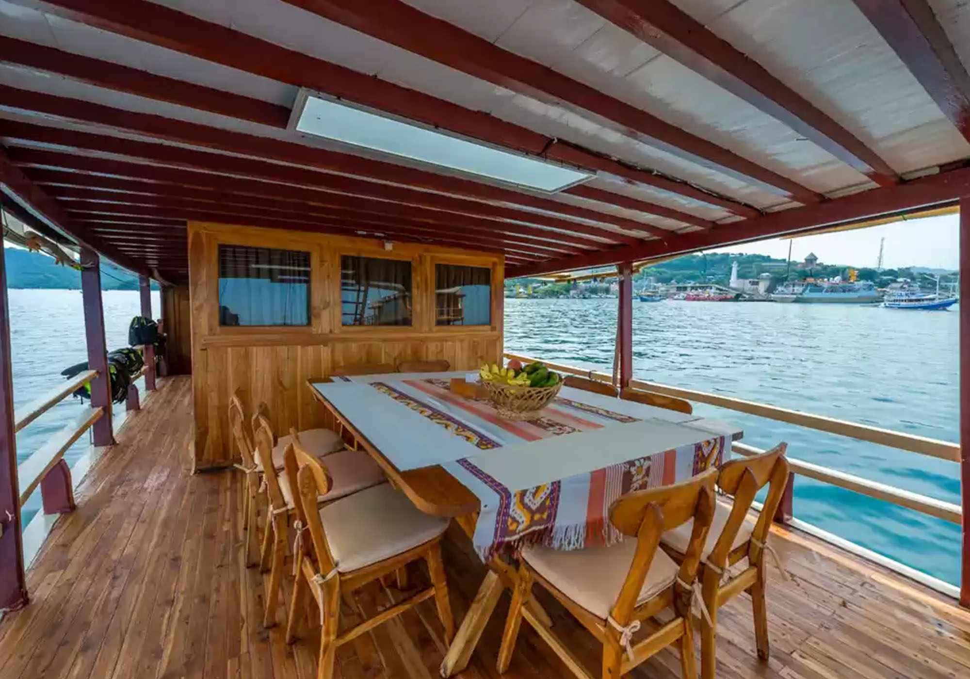 Spiseområdet på en af bådene | Komodo Island Boats