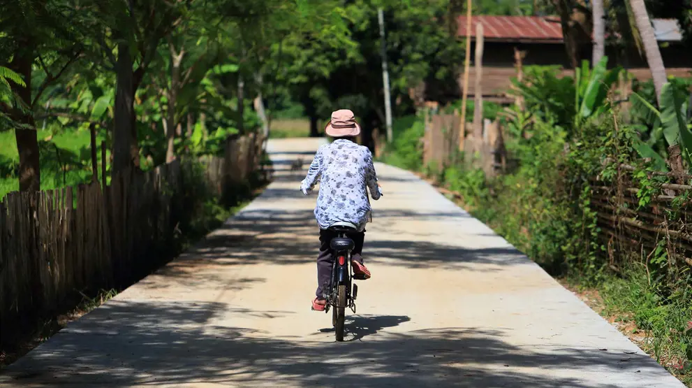 I kommer på flere cykelture, bl.a. gennem landsbyer og rismarker her i Sukhothai.