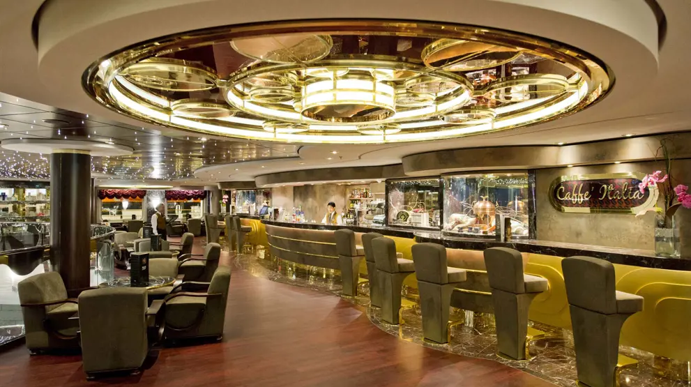 En af mange barer på skibet