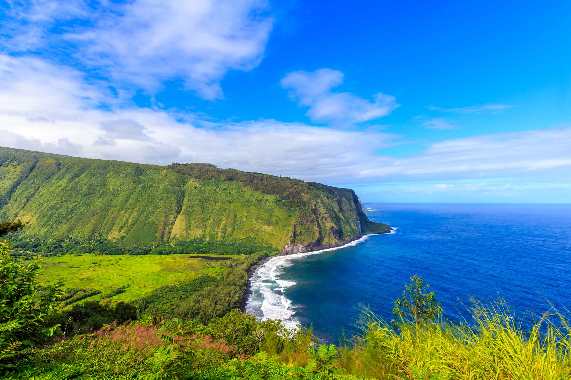 USA-Hawaii-Big-Island-Waipio-Valley-Lookout-iStock-476130002-XL
