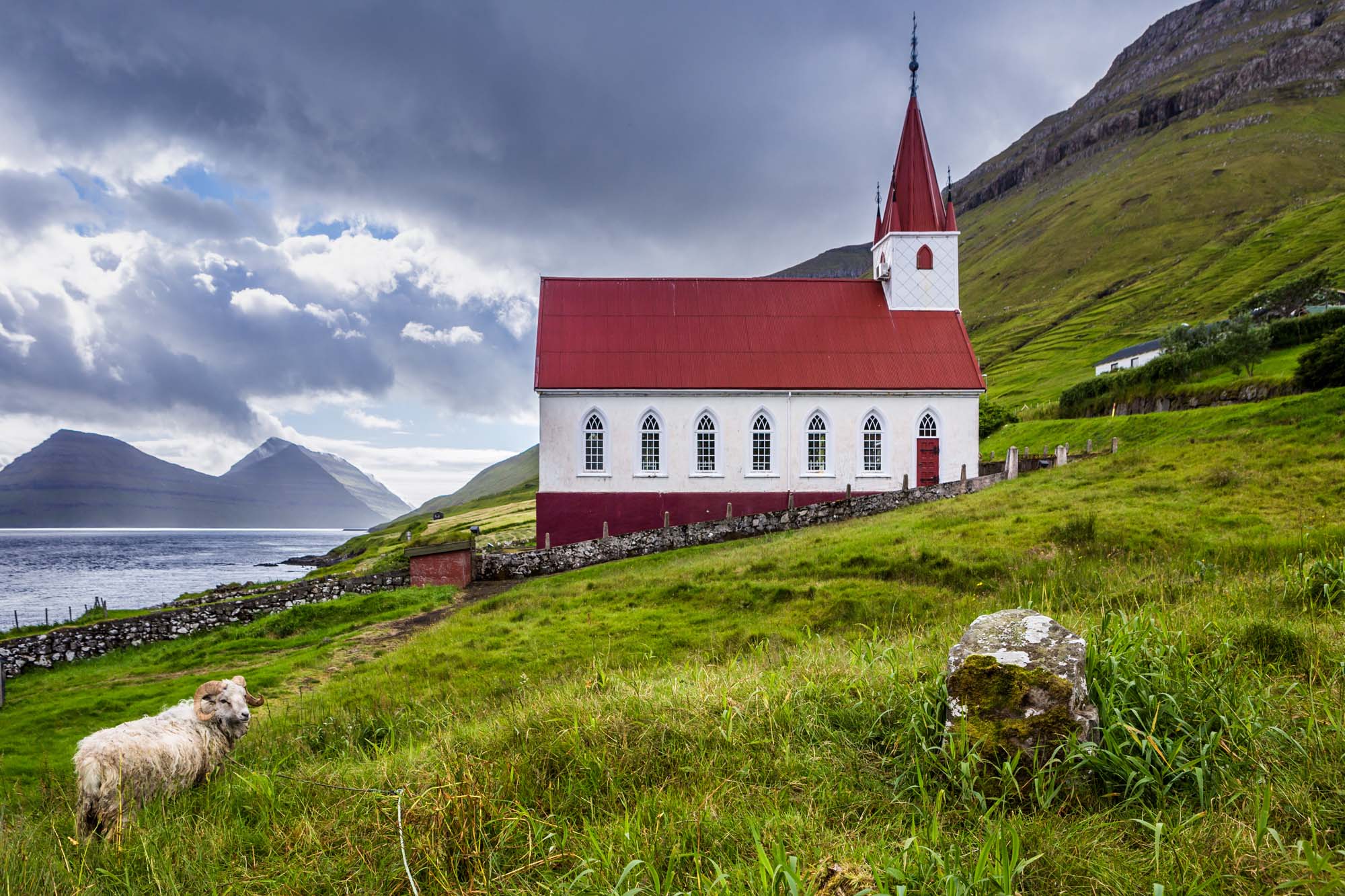 europe-faroe-islands-Kalsoy-(northern-islands)-church-shutterstock_423721339