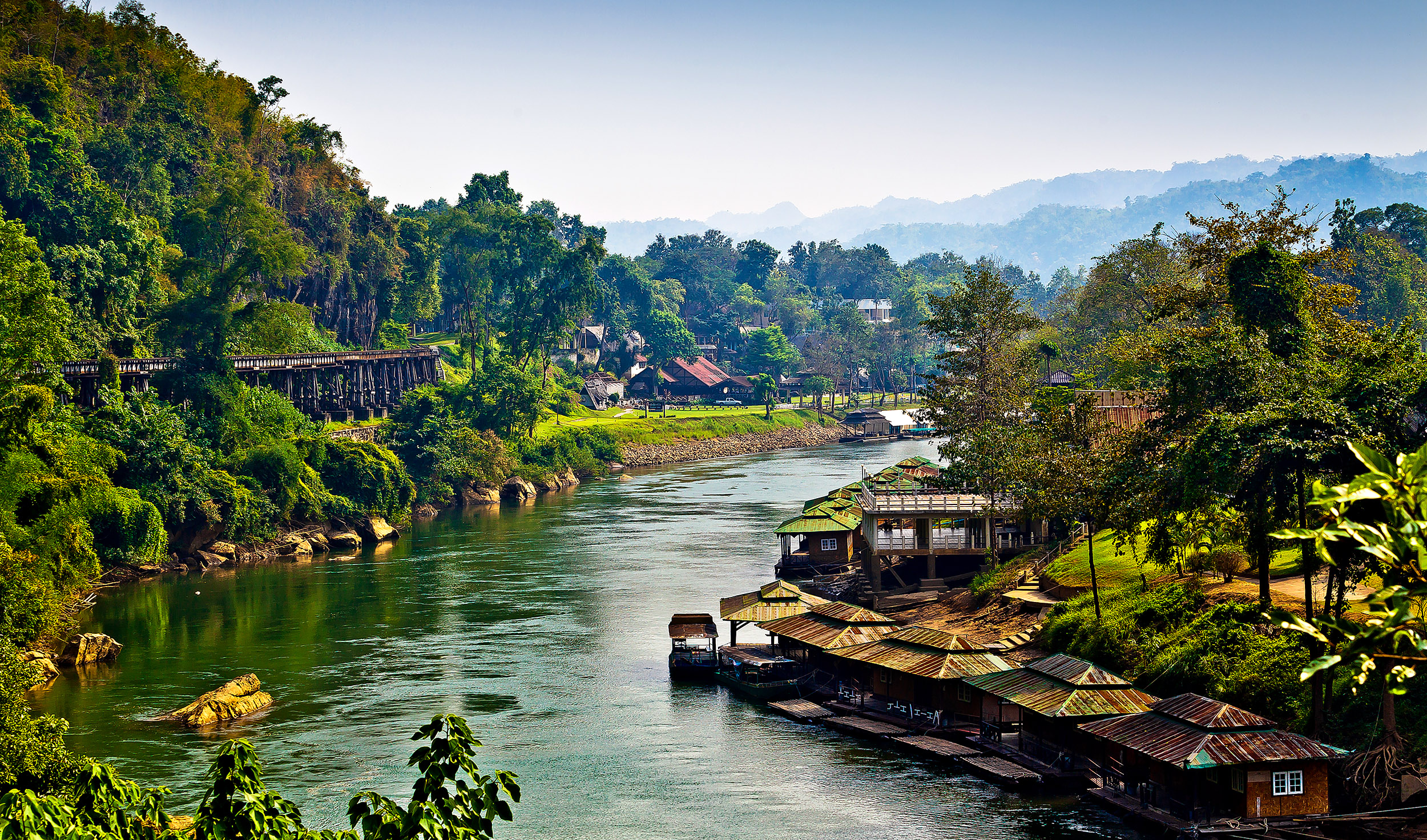 Smukke River Kwai med "dødens jernbane" og tropisk jungle i baggrunden