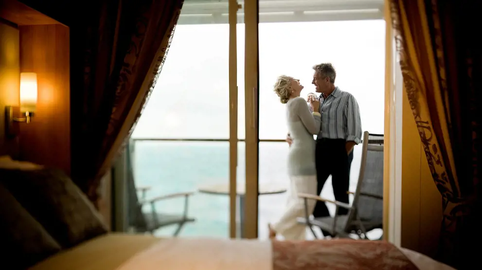 Nyd fantastisk udsigt og luksuskomfort fra din balkonkahyt ombord på Celebrity Infinity