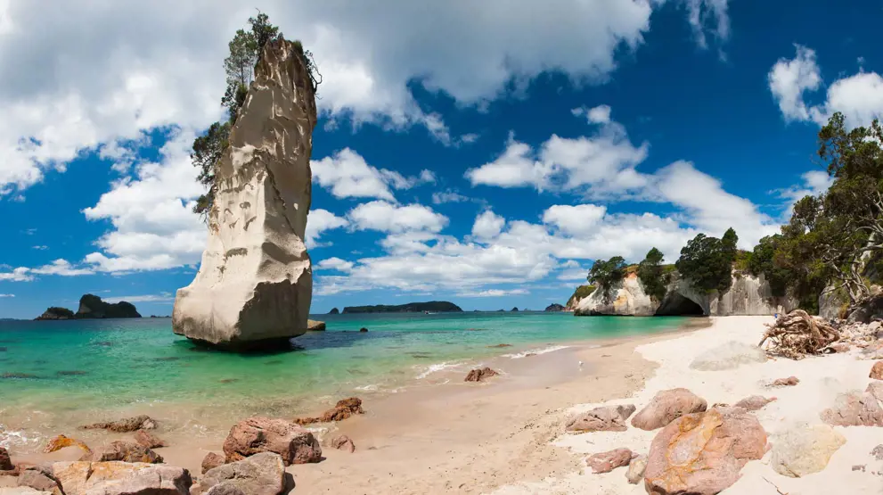 Besøg naturskønne steder som Coromandel-halvøen på din rejse rundt i New Zealand.