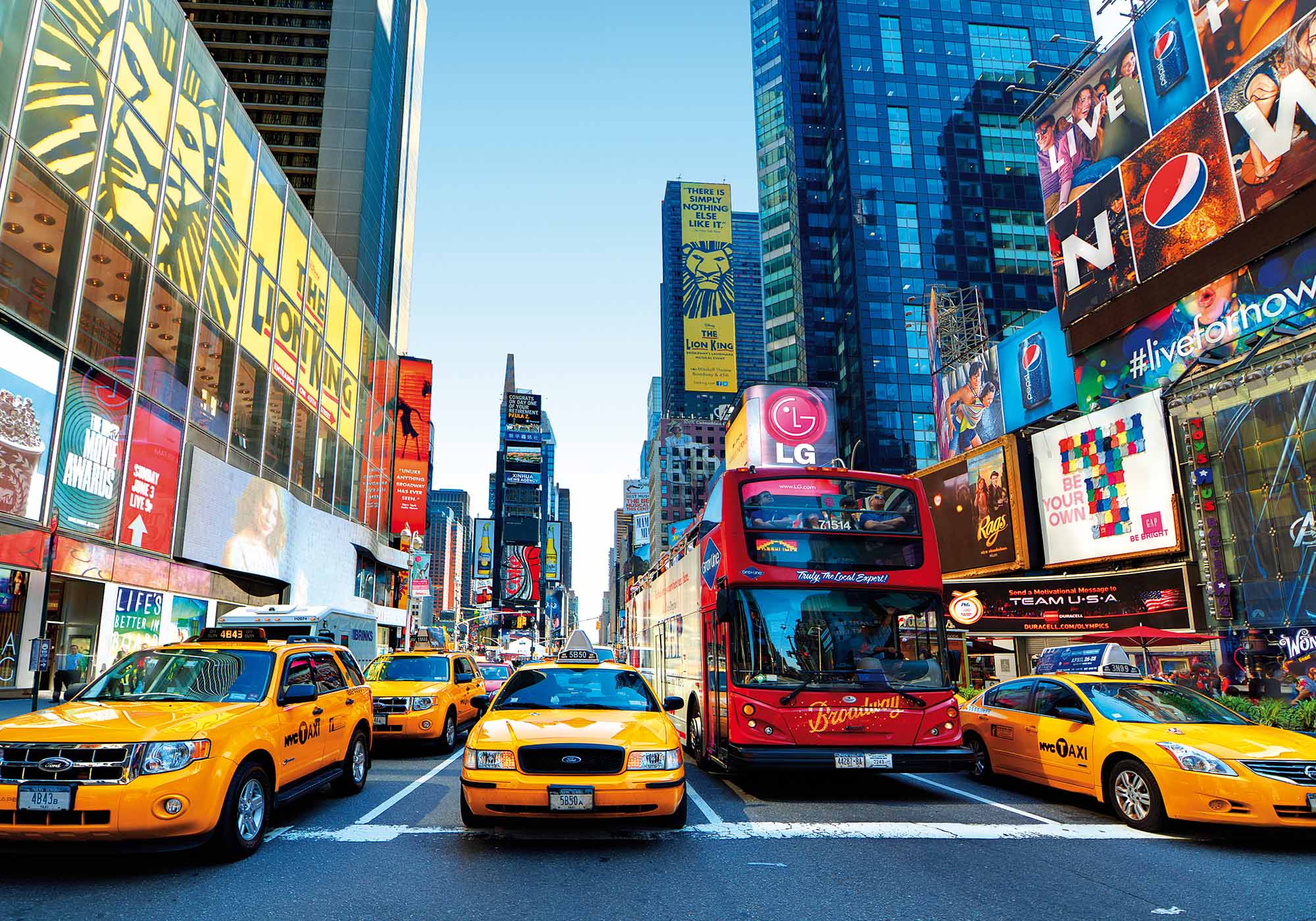 New Yorks neonskilte og ikoniske gule taxaer lyser op i storbyens pulserende gader