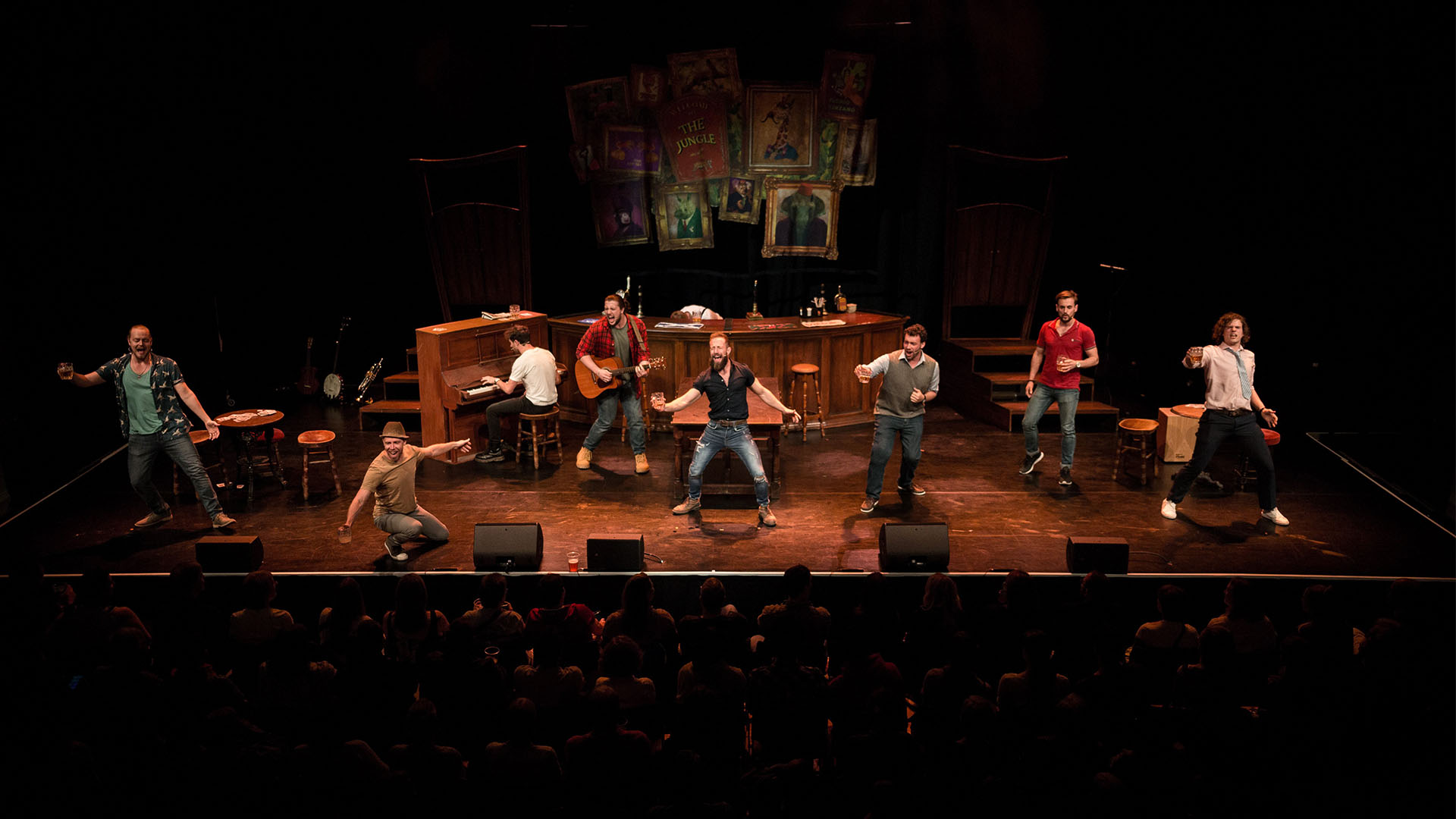 Se utrolige shows og forestillinger ombord, som The Choir of Man