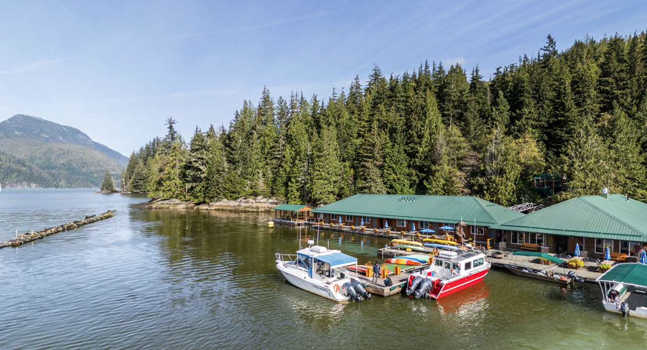 Fantastiske udsigter og naturoplevelser venter med et ophold på Knight Inlet Lodge