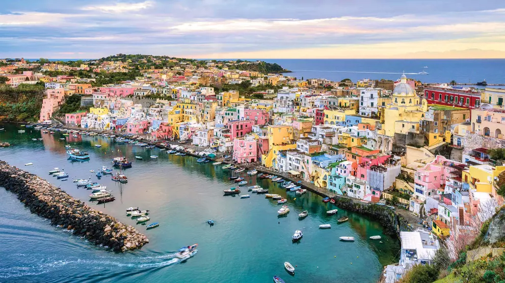 Først på rejsen venter Middelhavets charme, bl.a. her i Napoli