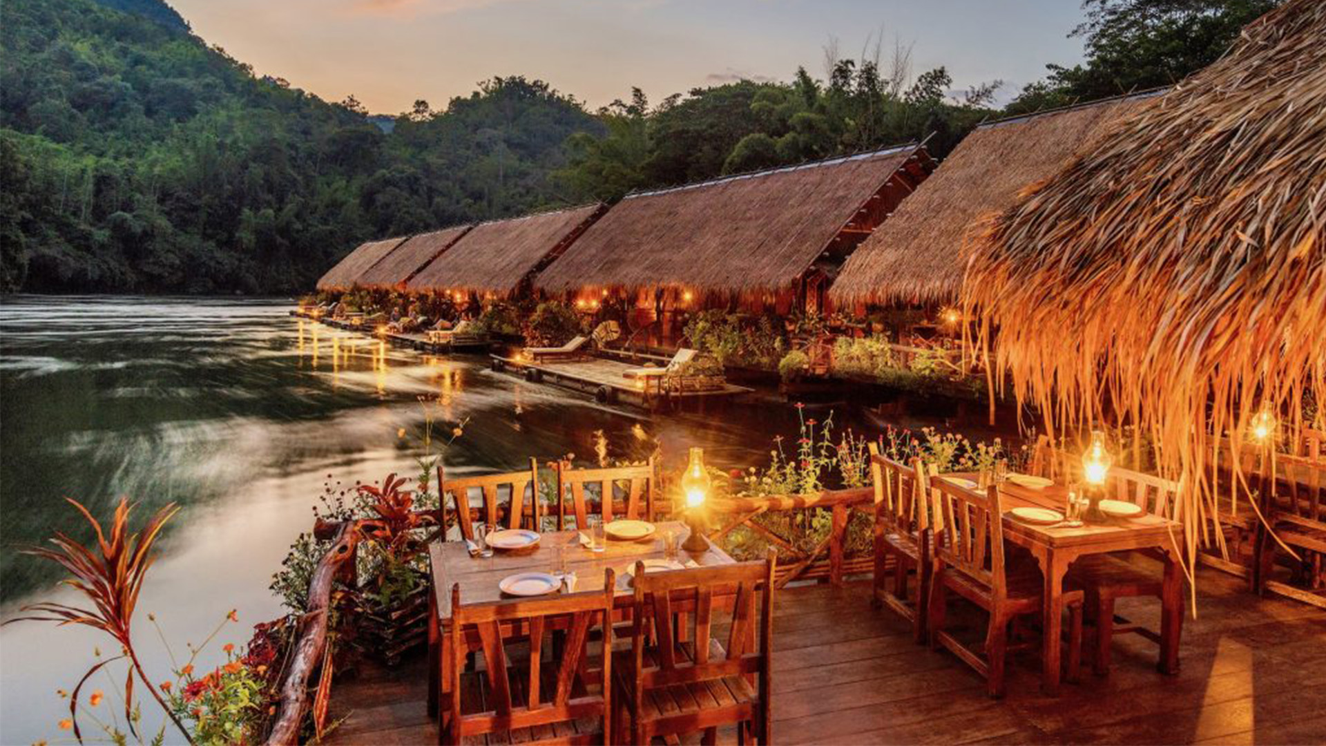 Glæd jer til at bo på det flydende hotel River Kwai Jungle Rafts med smukke, flydende bungalows og malerisk udsigt fra jeres private veranda