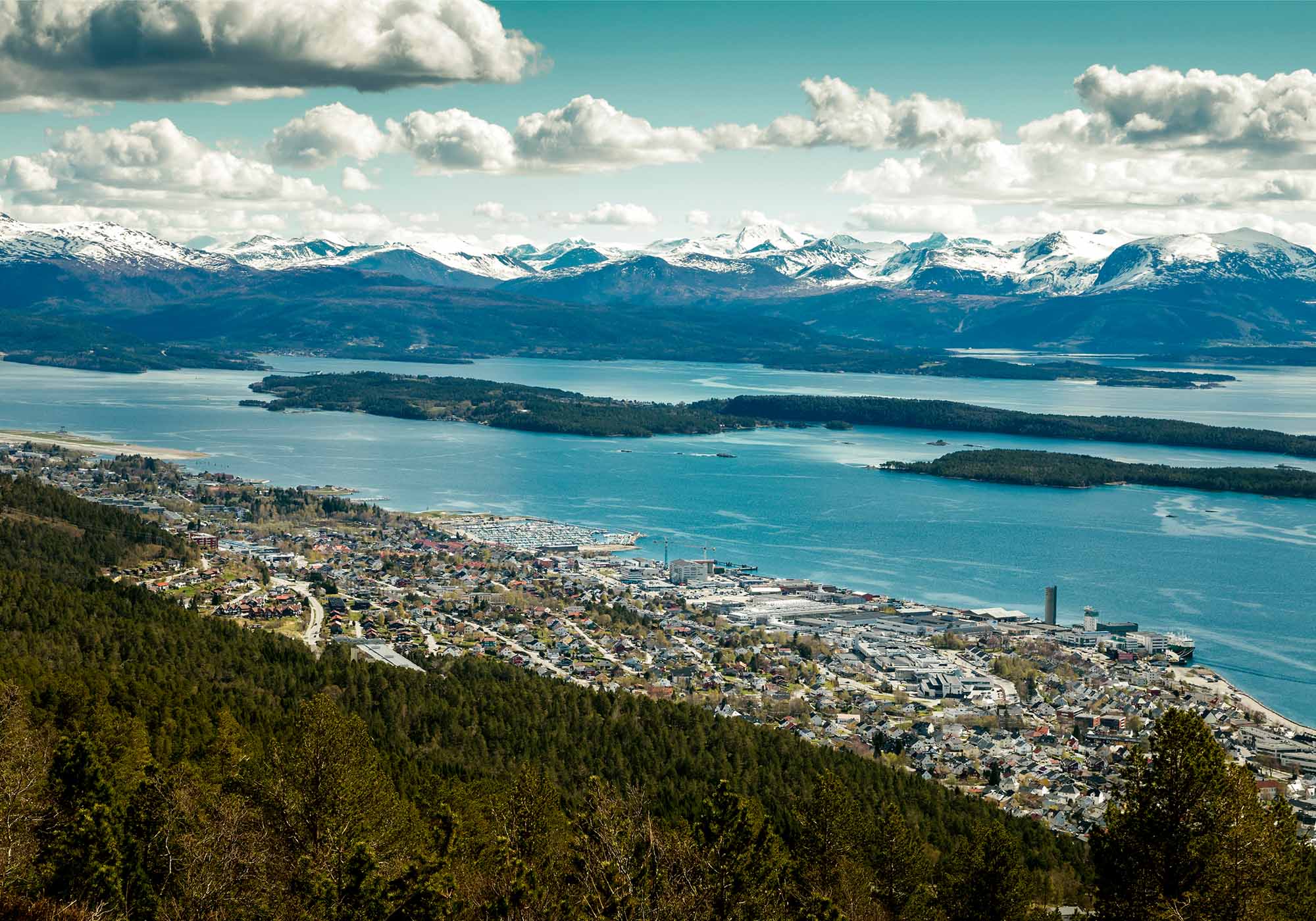 Molde er smukt beliggende mellem fjorde og fjelde og byder på imponerende udsigter