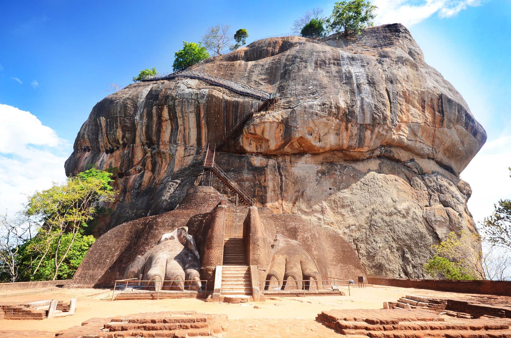 Opdag den rige kultur på rejser til Sri Lanka, her ses den berømte løveklippe Sigiriya