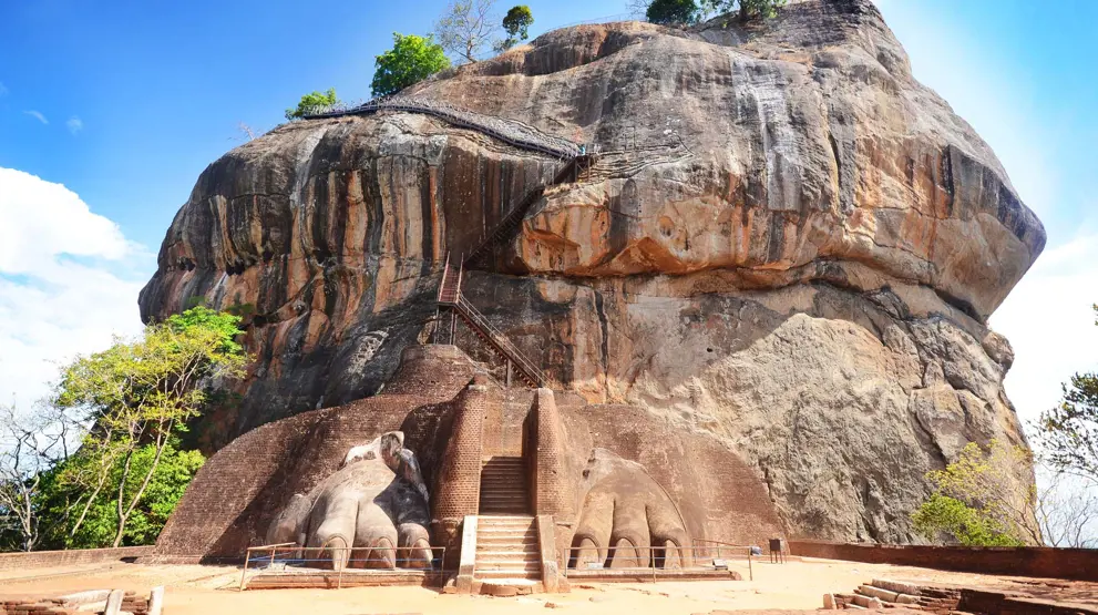 Opdag den rige kultur på rejser til Sri Lanka, her ses den berømte løveklippe Sigiriya