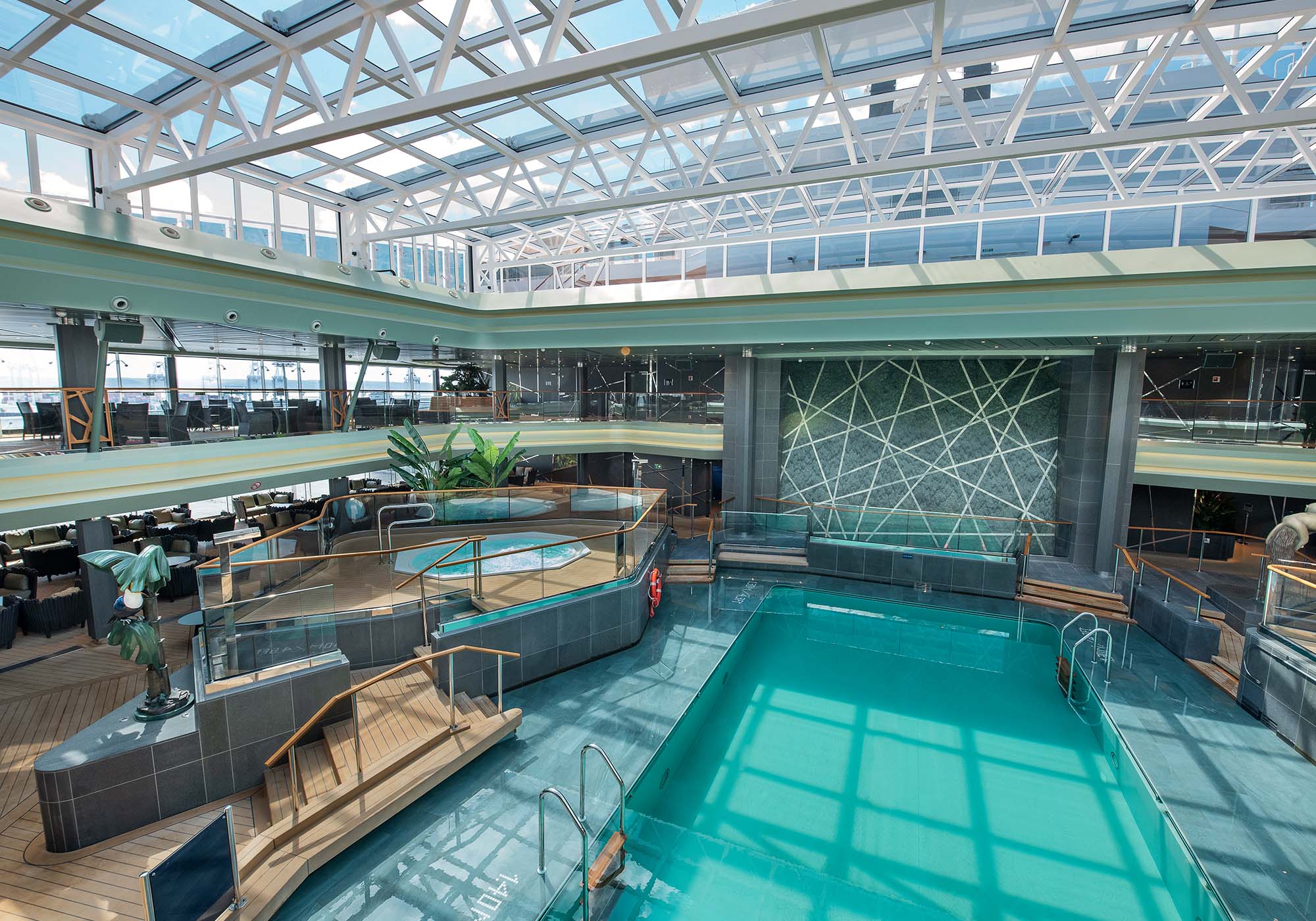 Indendørs poolområde på MSC Euribia