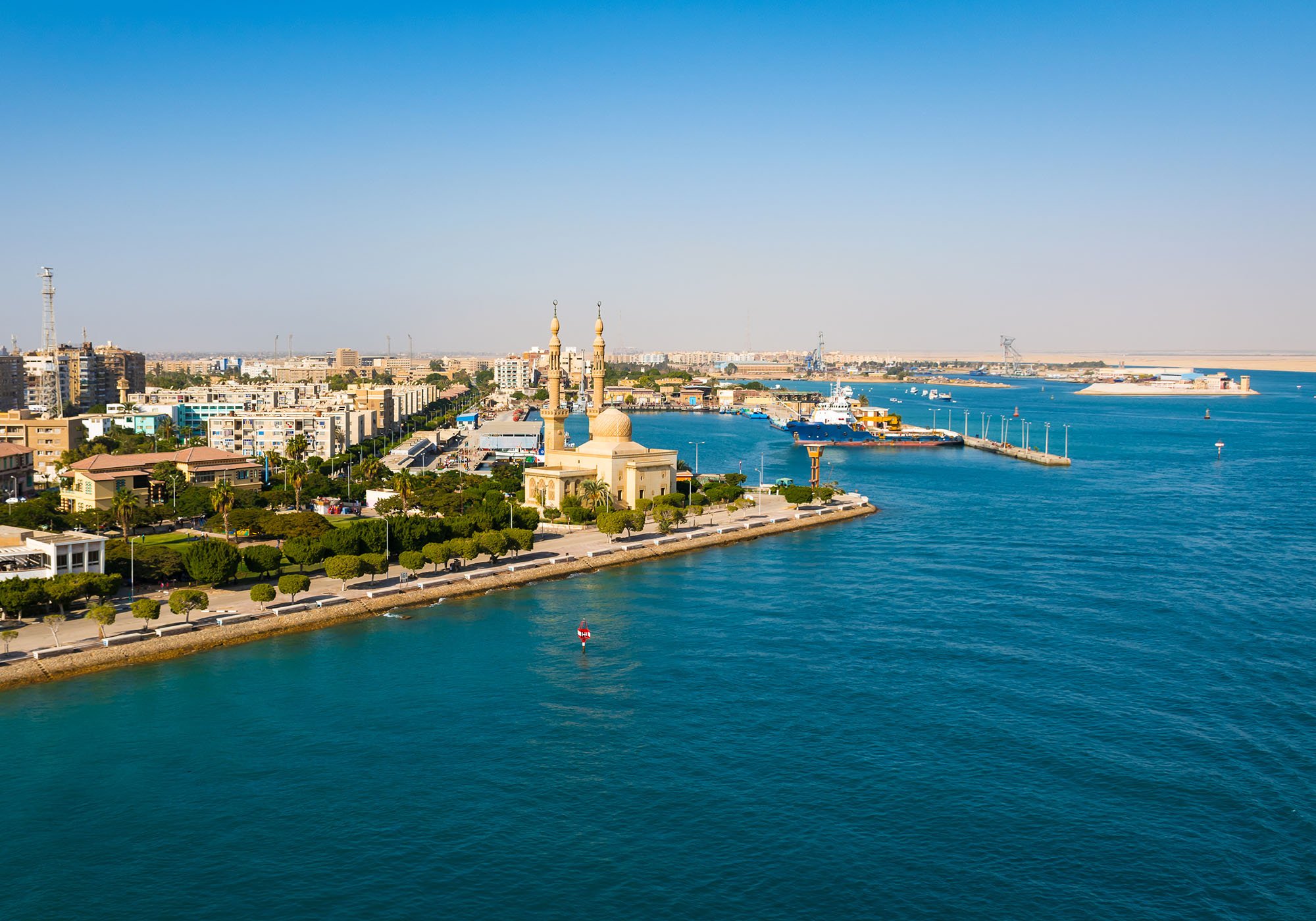 Sejl forbi historiske byer mens du krydser Suez-kanalen mellem Det Røde Hav og Middelhavet