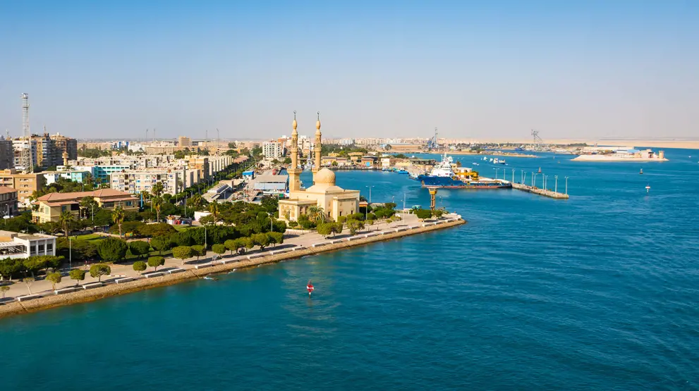 Sejl forbi historiske byer mens du krydser Suez-kanalen mellem Det Røde Hav og Middelhavet