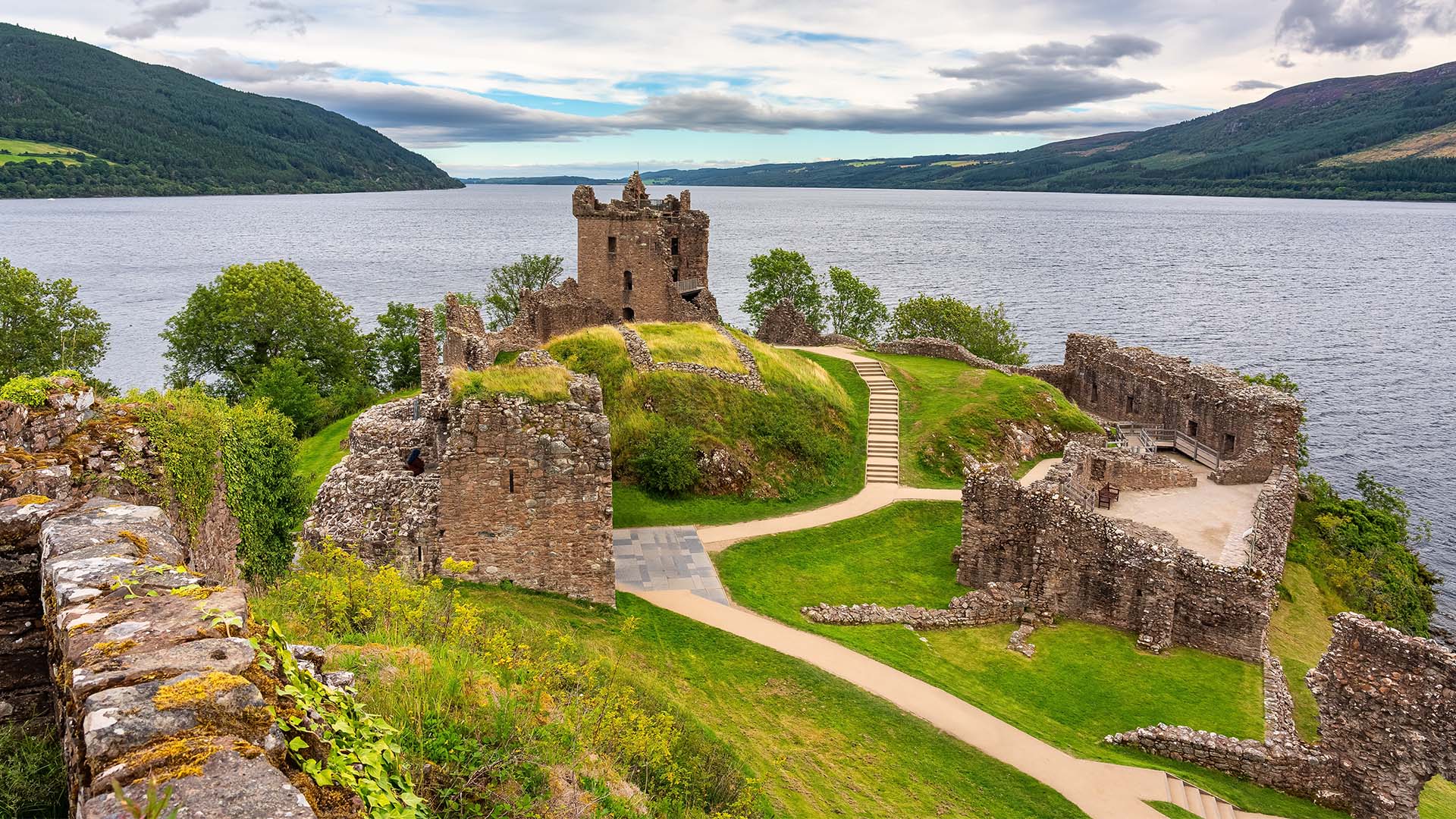 Besøg den mytiske Loch Ness og det historiske Urquhart Castle fra Invergordon