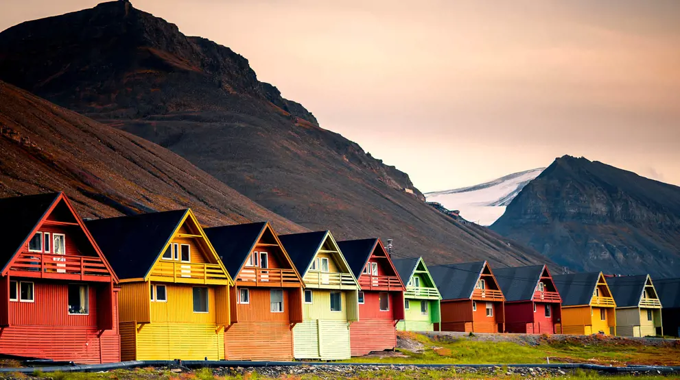 Besøg farverige Longyearbyen i Svalbard, den nordligste by i verden