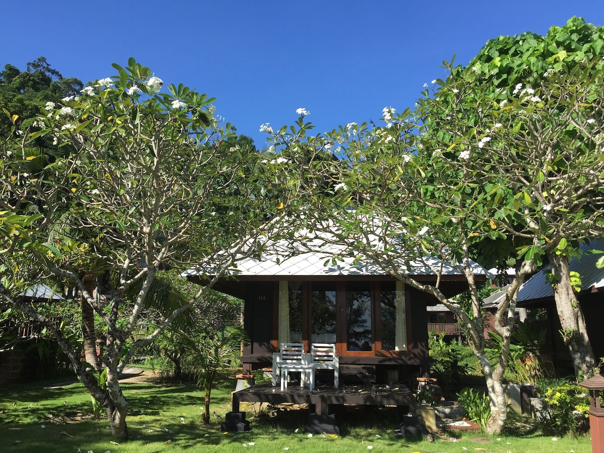 Man bor i separate bungalows på resortet.