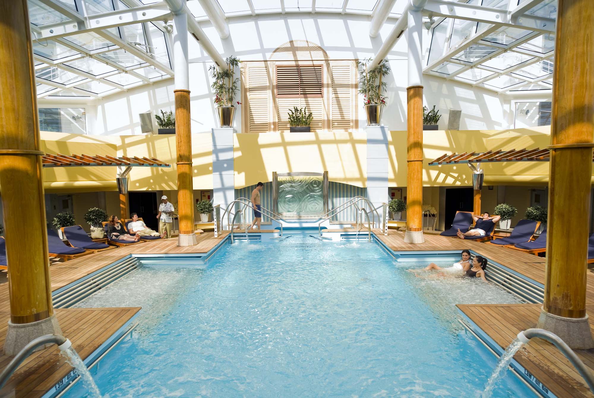 Slap af i skibets indendørs pool | Celebrity Constellation
