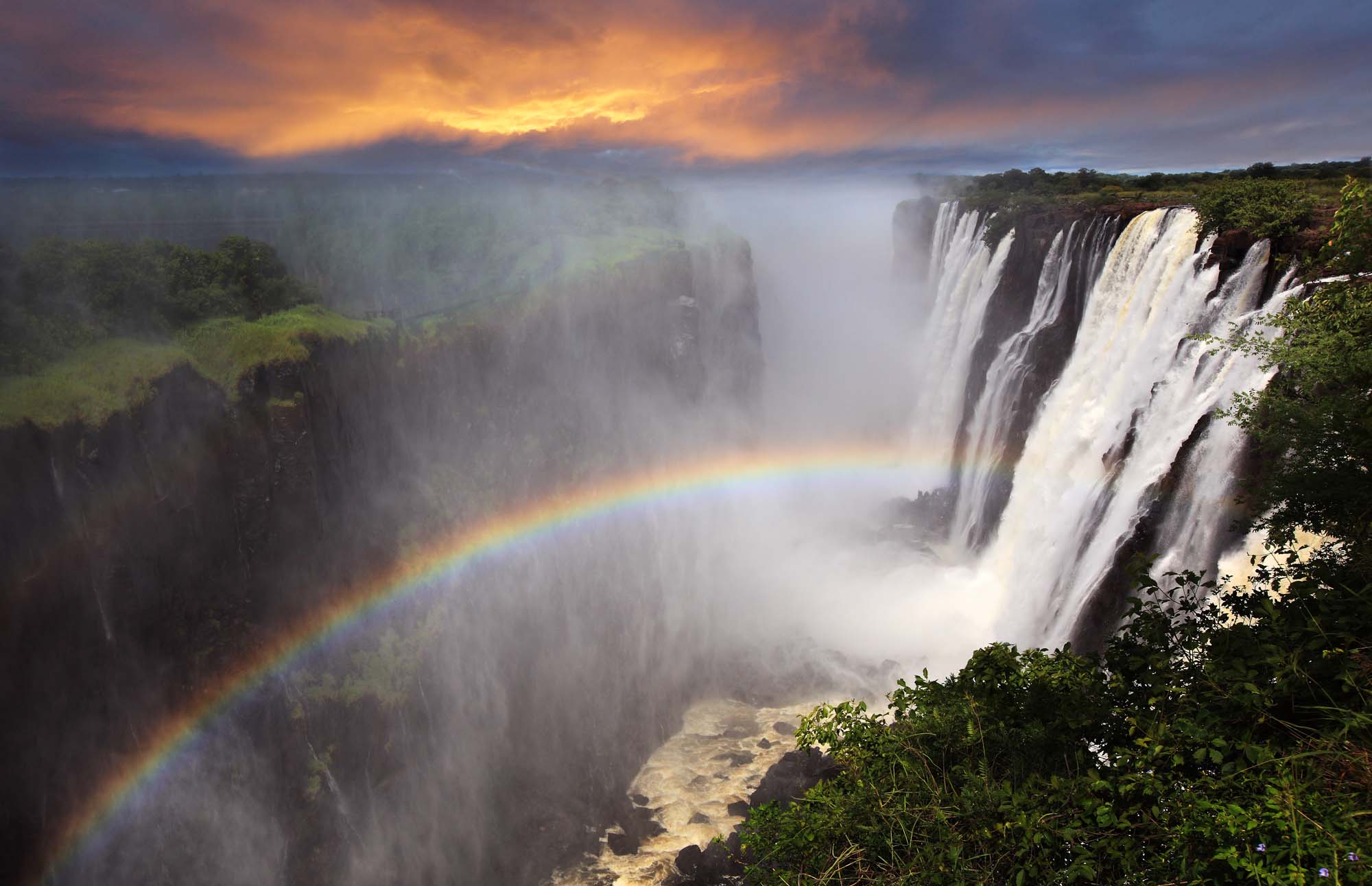 Rejs til Afrika og se det mægtige Victoria Falls-vandfald.