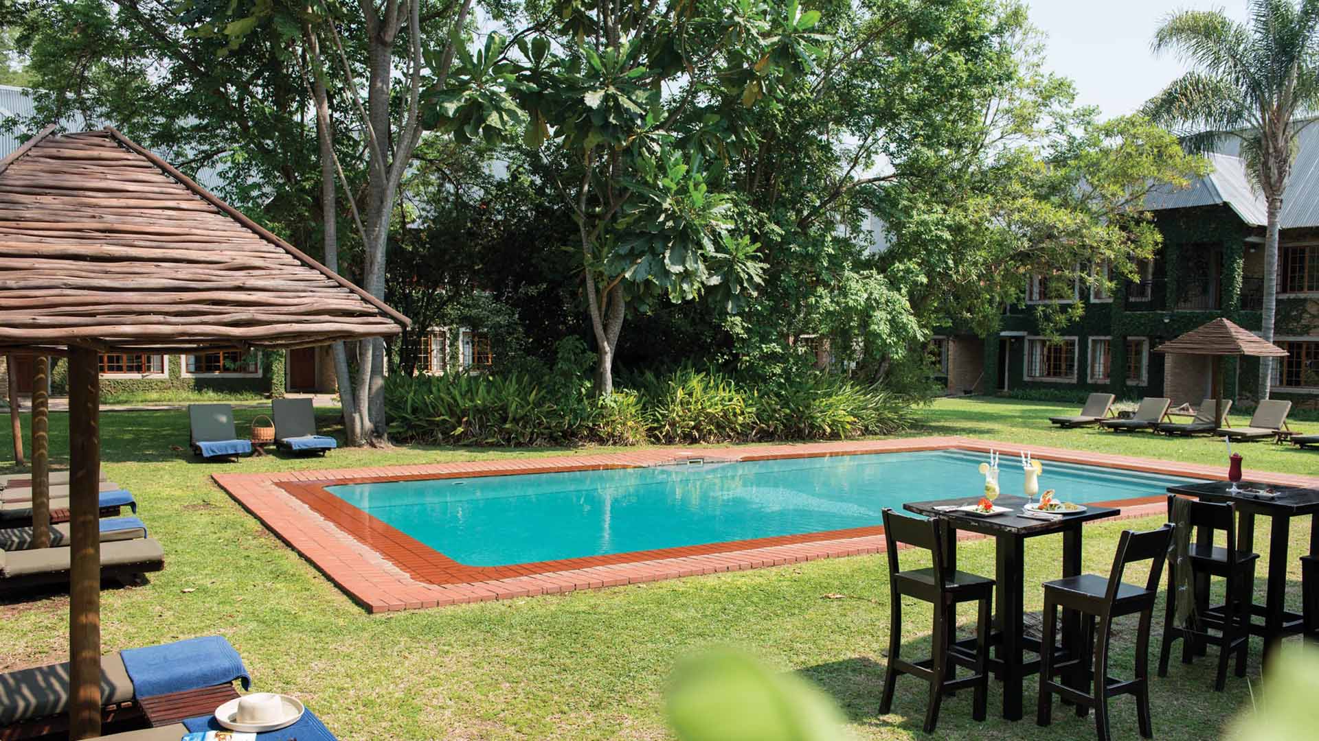 Poolområdet på Hippo Hollow Country Estate.