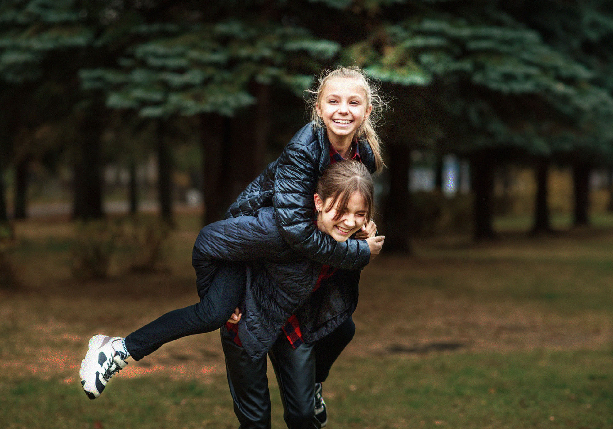 Two Teenage Girls Have Fun In The Park Their Clothes Are Very Similar They Are Twin Sisters They Are T20 Wlba8z