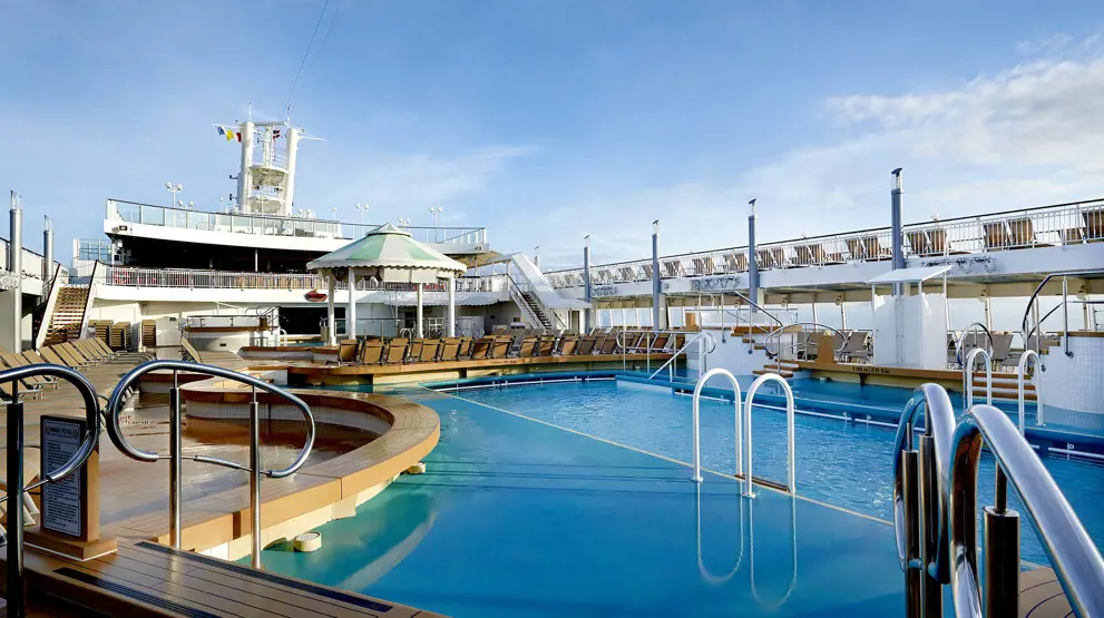 Pool område ombord på Norwegian Jade